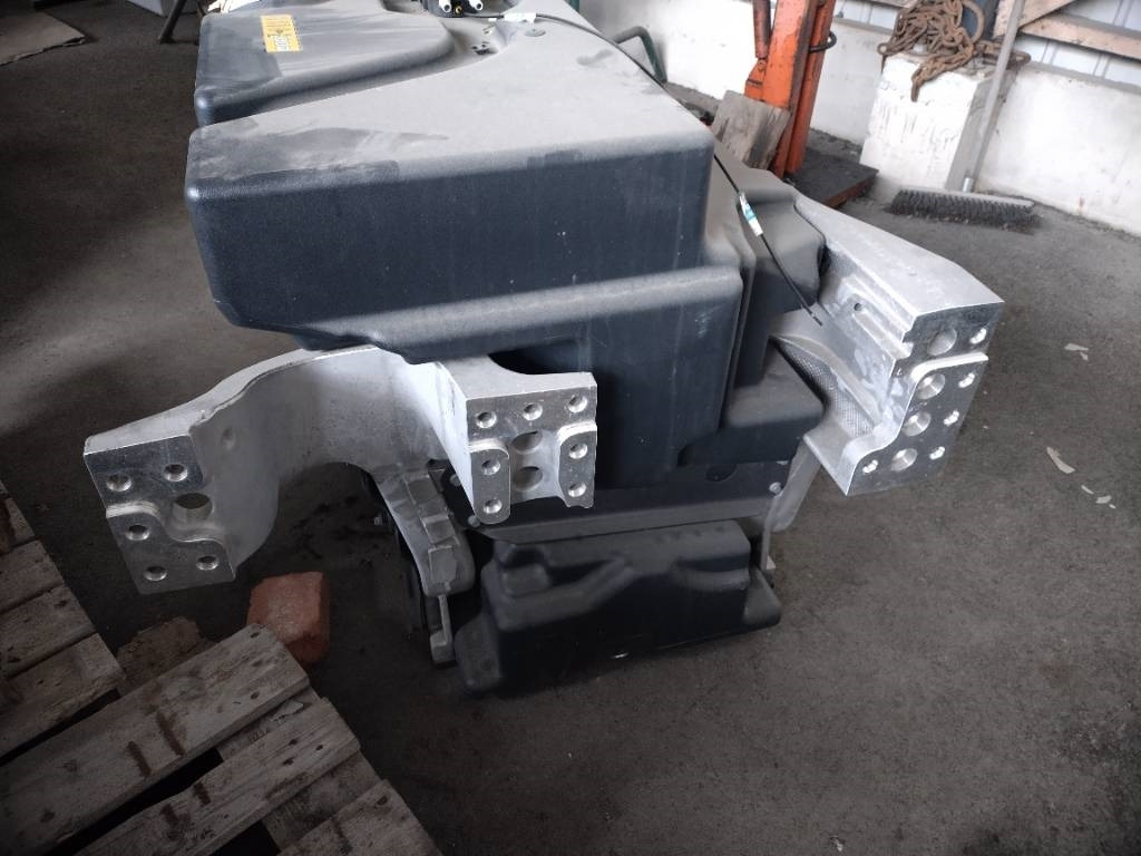 Volvo Polttoaine tankki 2+2 - Frame/ Chassis for Truck: picture 4 Volvo Polttoaine tankki 2+2 - Frame/ Chassis for Truck: picture 4