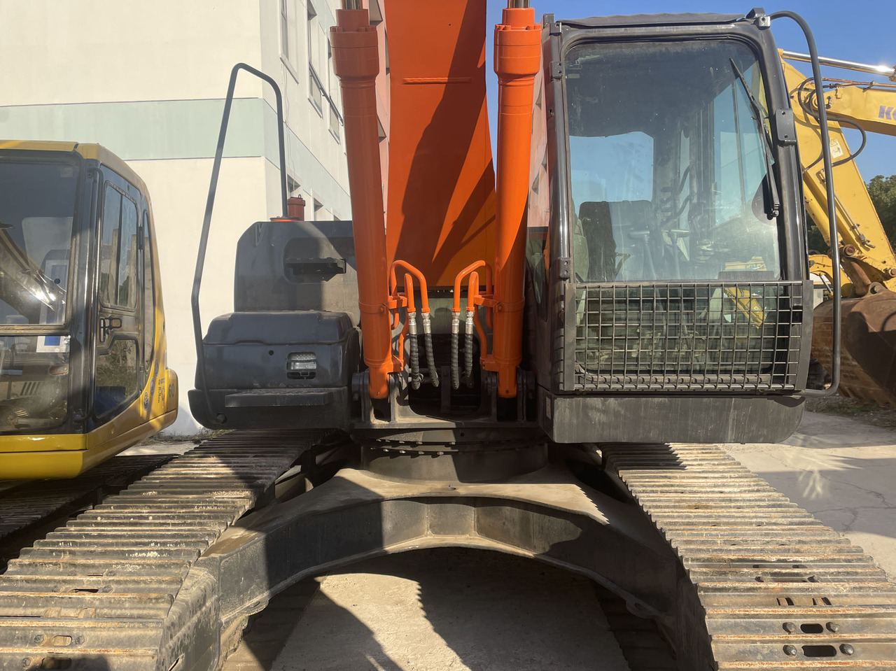 HITACHI ZX200-5G - Crawler excavator: picture 1 HITACHI ZX200-5G - Crawler excavator: picture 1