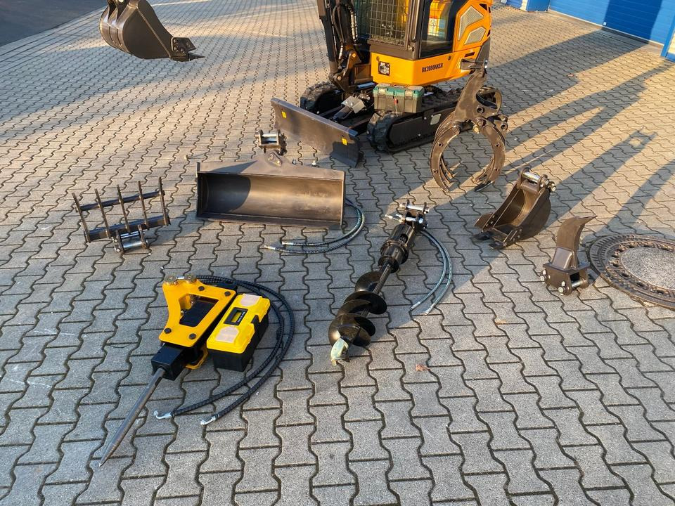 Minibagger BK2000NKSR inkl. Zubehörpaket *INKL.19% MWST*BERGER KRAUS*KUBOTA* KLIMA*SCHWENKARM*VERSTELLFAHRWERK* - Mini excavator: picture 3 Minibagger BK2000NKSR inkl. Zubehörpaket *INKL.19% MWST*BERGER KRAUS*KUBOTA* KLIMA*SCHWENKARM*VERSTELLFAHRWERK* - Mini excavator: picture 3