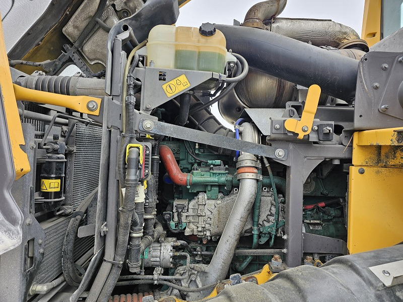 Wheel loader Volvo L120H: picture 16