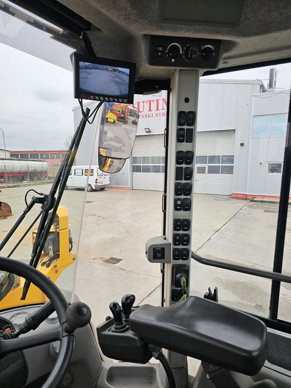 Wheel loader Volvo L120H: picture 11