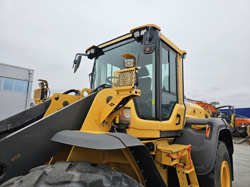 Wheel loader Volvo L120H: picture 8