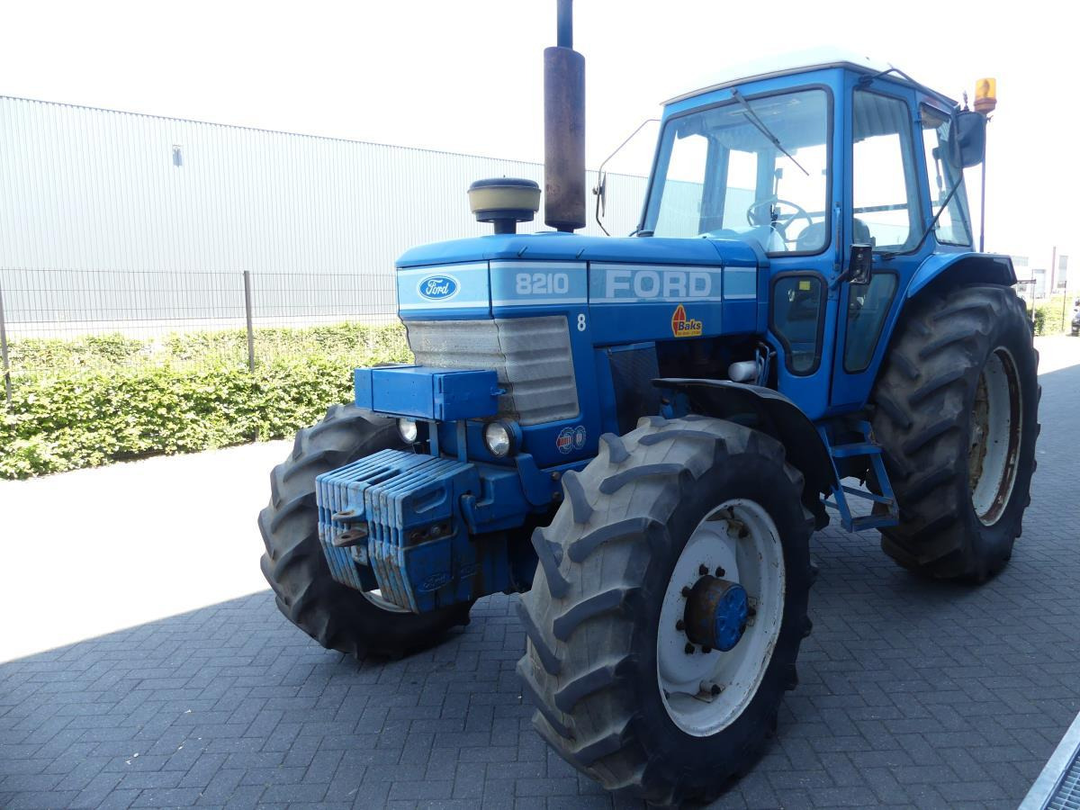 Farm tractor Ford 8210: picture 29