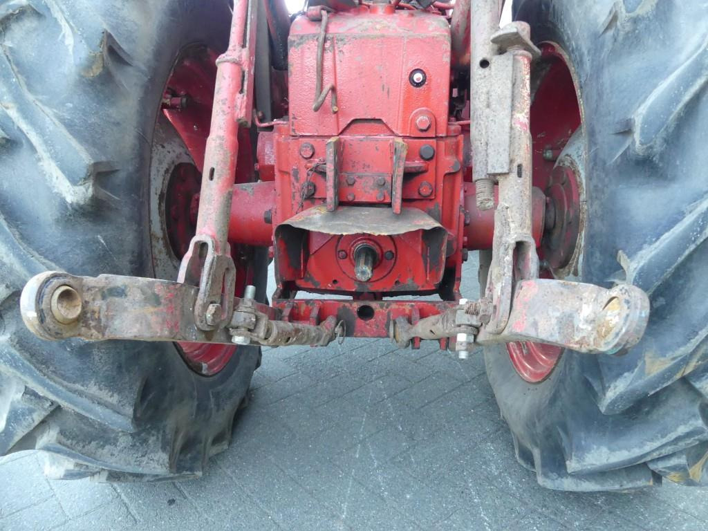 International 733 - Farm tractor: picture 5 International 733 - Farm tractor: picture 5