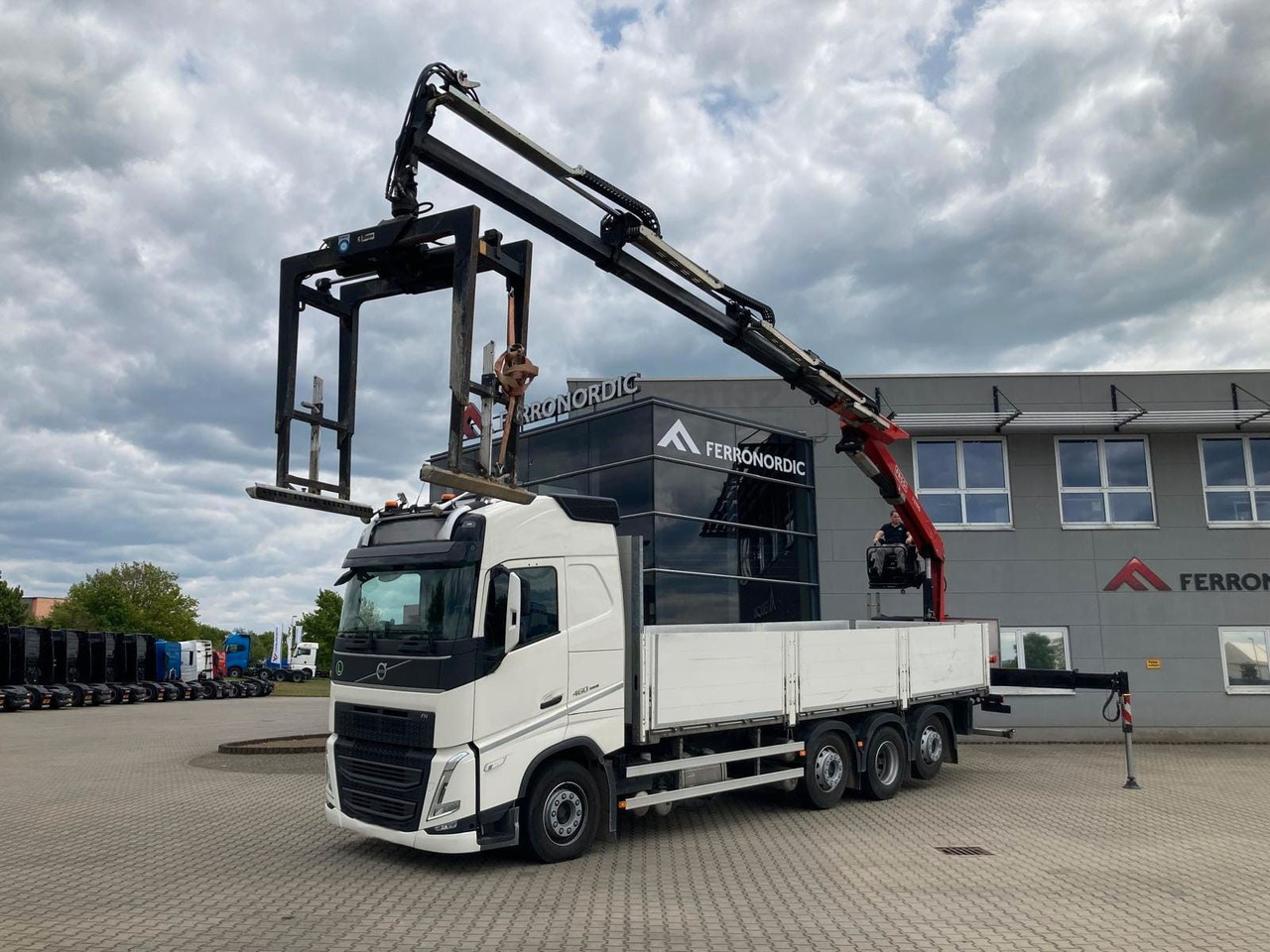 Volvo FH460 8x2 TRIDEM VLA&NLA gelenkt*FASSI F215AS.24 - Crane truck: picture 1 Volvo FH460 8x2 TRIDEM VLA&NLA gelenkt*FASSI F215AS.24 - Crane truck: picture 1