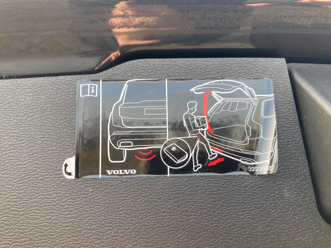 Station wagon Volvo V60 T8 R Design Recharge Plug-In Hybrid AWD: picture 8