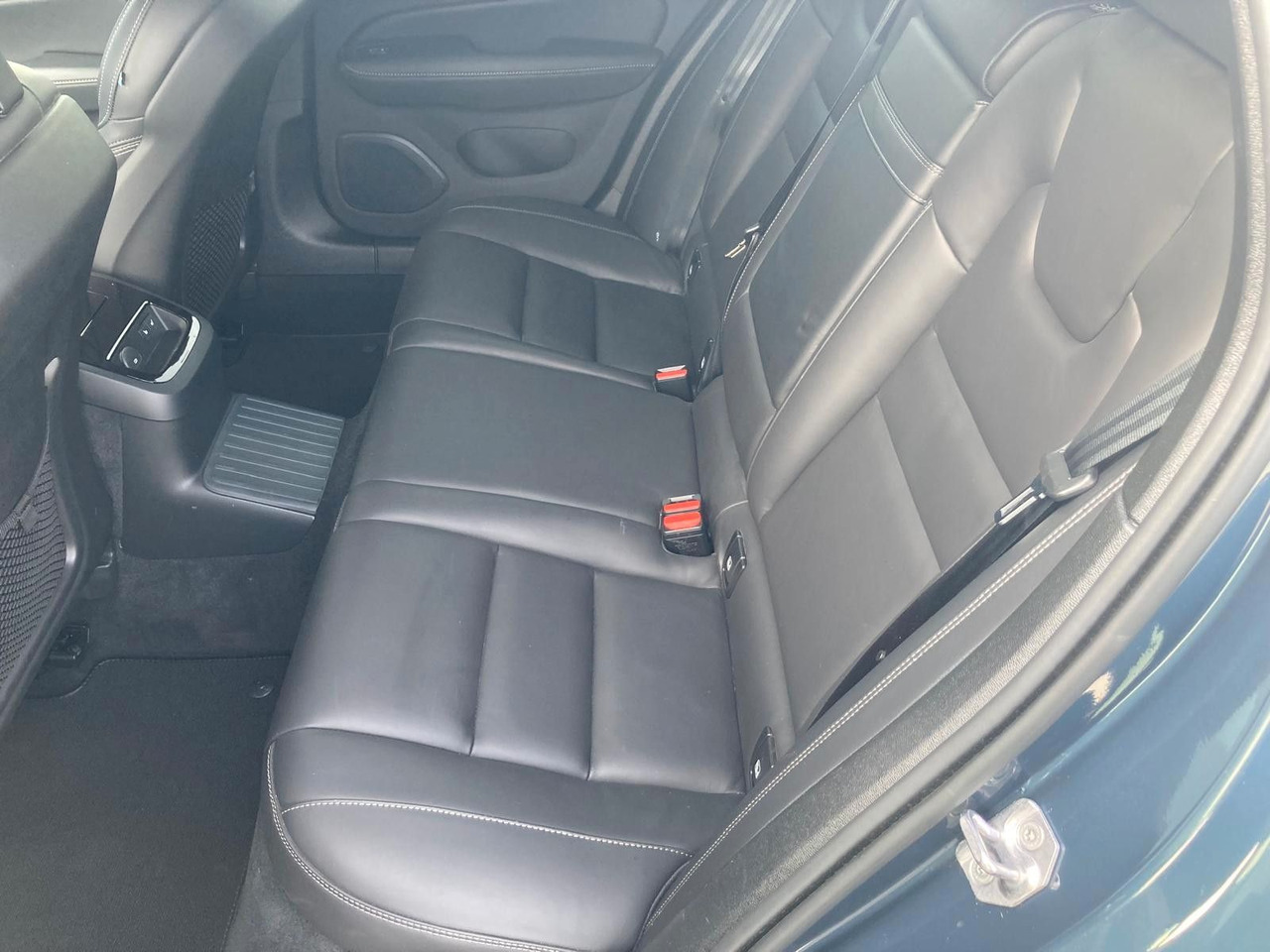 Station wagon Volvo V60 T8 R Design Recharge Plug-In Hybrid AWD: picture 14