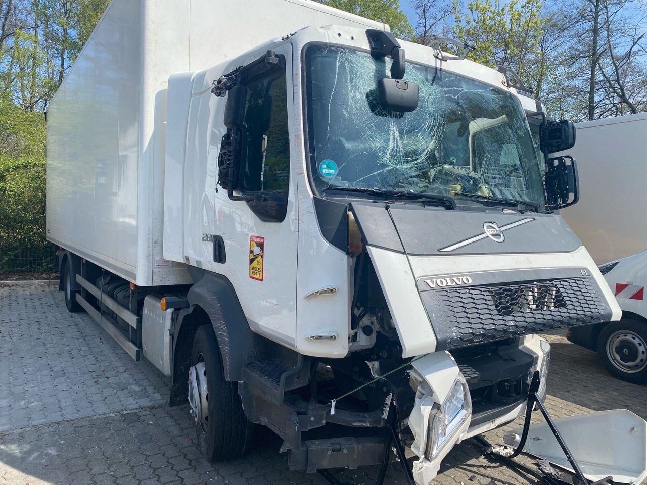 Volvo FL 16.280 Koffer Unfallschaden - Box truck: picture 1 Volvo FL 16.280 Koffer Unfallschaden - Box truck: picture 1