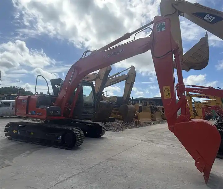 12 Ton Tracked Excavator Low Working Hours Hitachi Zx120 Hydraulic Excavator With Isuzu Engine In Shanghai - Crawler excavator: picture 1 12 Ton Tracked Excavator Low Working Hours Hitachi Zx120 Hydraulic Excavator With Isuzu Engine In Shanghai - Crawler excavator: picture 1