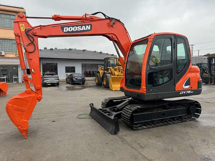 Doosan DX75-9C Used Excavator Crawler Second Hand Korean Engine DX75-9C Small Digger for Home or Farm - Crawler excavator: picture 4 Doosan DX75-9C Used Excavator Crawler Second Hand Korean Engine DX75-9C Small Digger for Home or Farm - Crawler excavator: picture 4