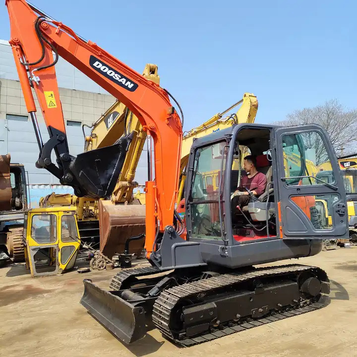 High Quality Hot Sale Used 6t Mini Excavator Original Korea Doosan Used Excavators Doosan Dx60 With Good Performance - Crawler excavator: picture 1 High Quality Hot Sale Used 6t Mini Excavator Original Korea Doosan Used Excavators Doosan Dx60 With Good Performance - Crawler excavator: picture 1