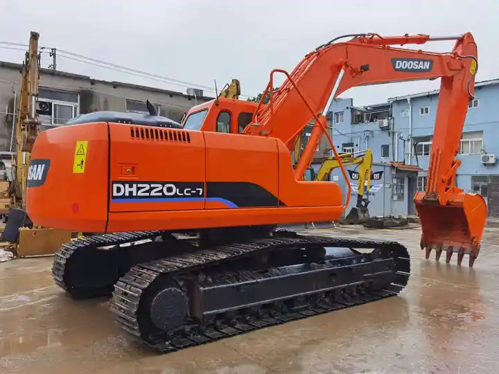 Used Doosan DH220-7 excavator on sale with manual engine made in Korea - Crawler excavator: picture 5 Used Doosan DH220-7 excavator on sale with manual engine made in Korea - Crawler excavator: picture 5