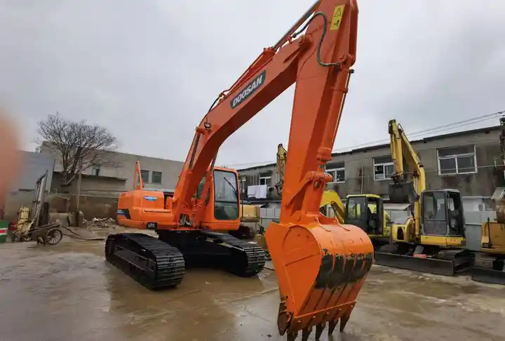 Used Doosan DH220-7 excavator on sale with manual engine made in Korea - Crawler excavator: picture 4 Used Doosan DH220-7 excavator on sale with manual engine made in Korea - Crawler excavator: picture 4