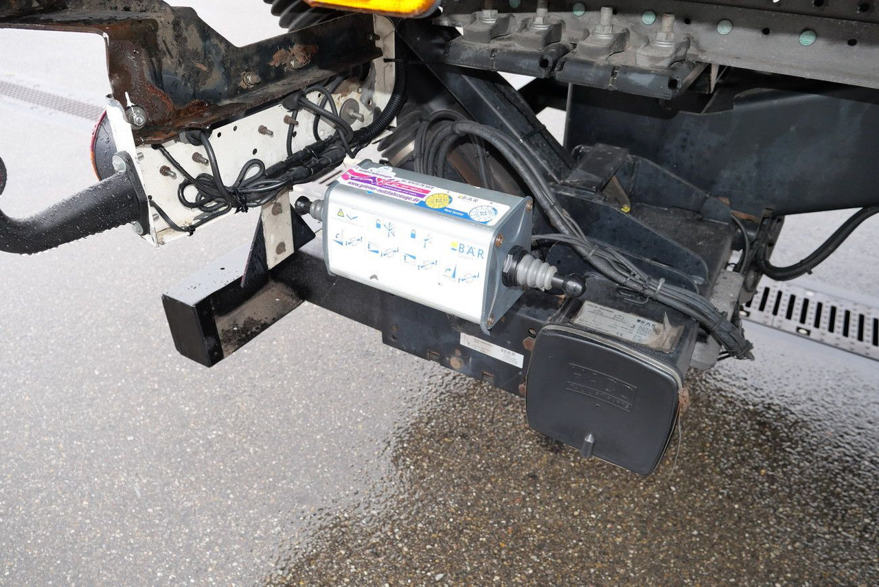 Closed box semi-trailer Schmitz Cargobull SKO 18 /LBW BÄR 2500 kg / CARRIER 1550 / LIFT: picture 19