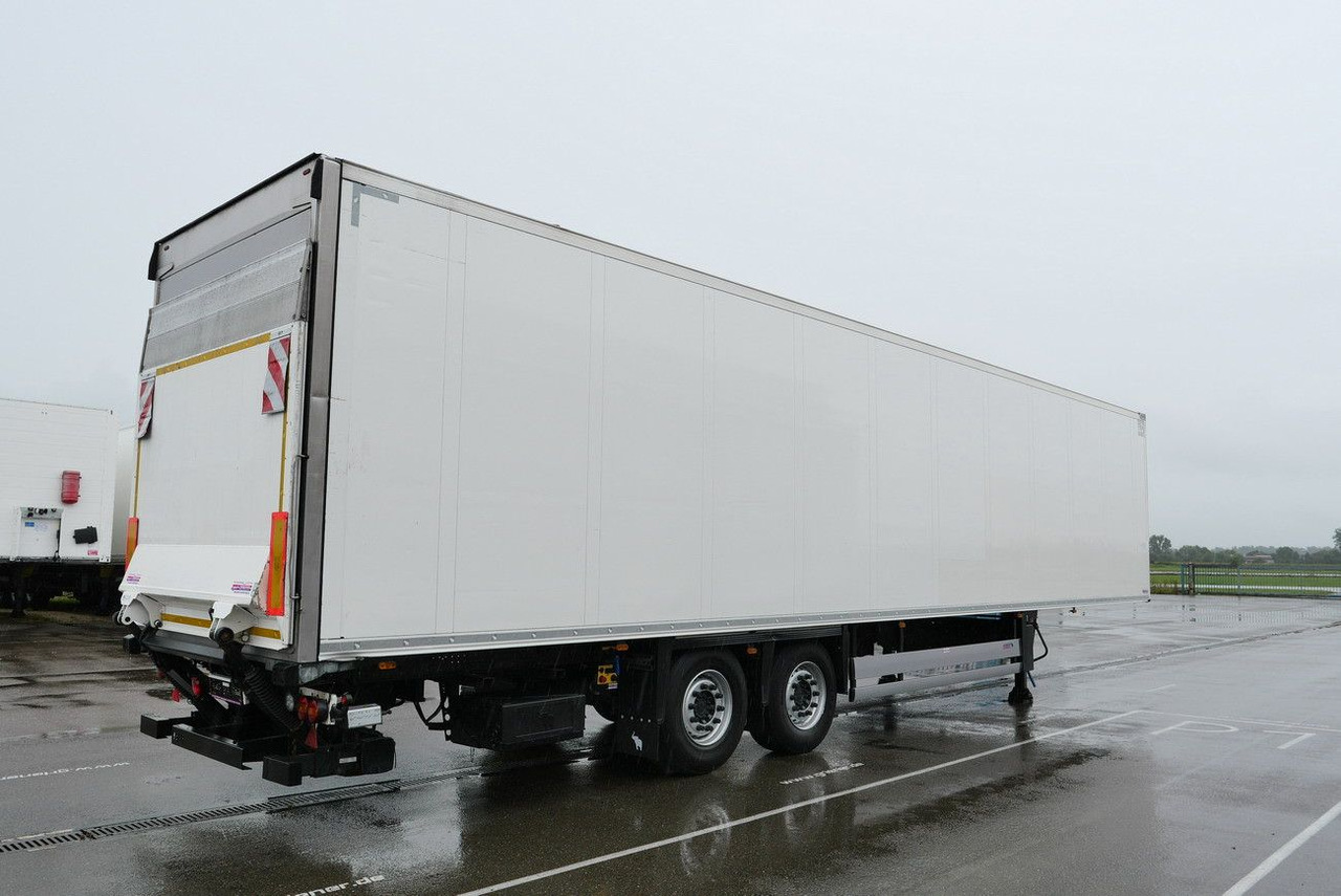 Schmitz Cargobull SKO 18 /LBW BÄR 2500 kg / CARRIER 1550 / LIFT - Closed box semi-trailer: picture 2 Schmitz Cargobull SKO 18 /LBW BÄR 2500 kg / CARRIER 1550 / LIFT - Closed box semi-trailer: picture 2