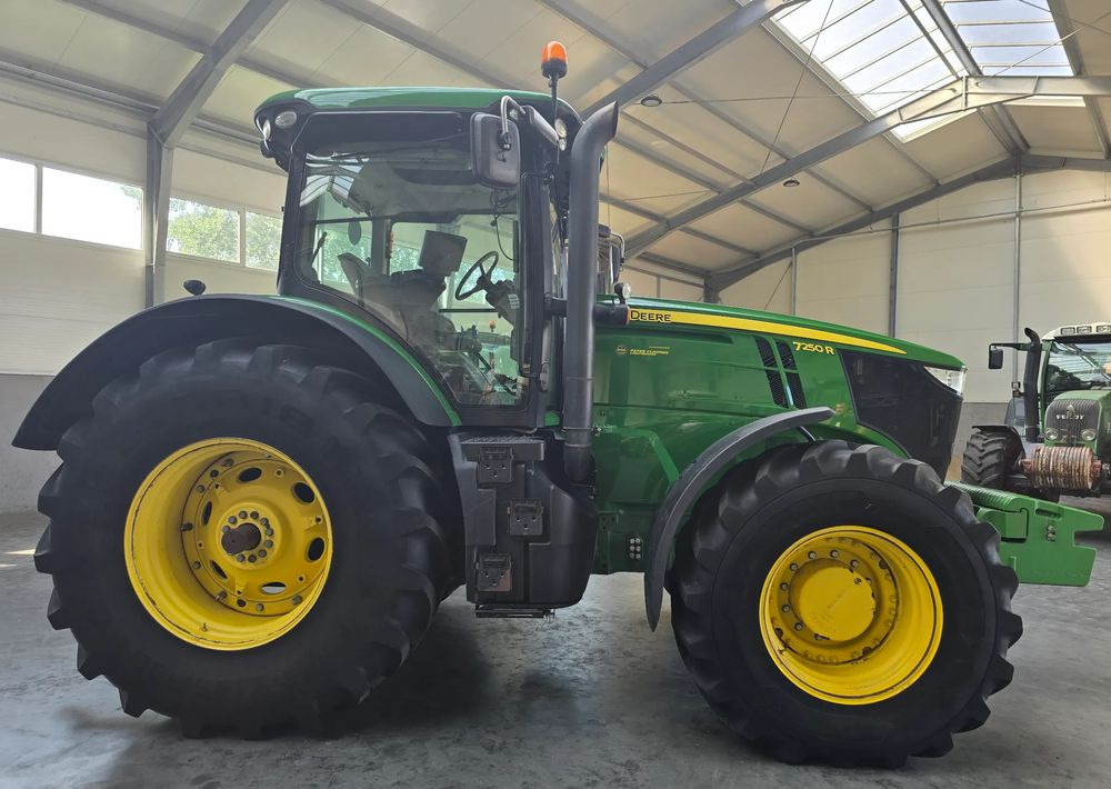 John Deere 7250R - Farm tractor: picture 4 John Deere 7250R - Farm tractor: picture 4