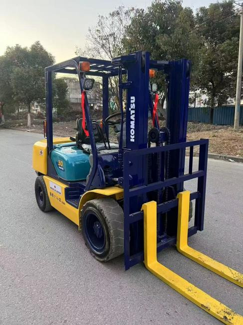 Komatsu FD30 - Scissor lift: picture 5 Komatsu FD30 - Scissor lift: picture 5