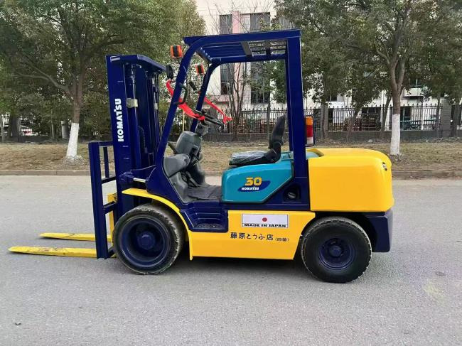 Komatsu FD30 - Scissor lift: picture 1 Komatsu FD30 - Scissor lift: picture 1