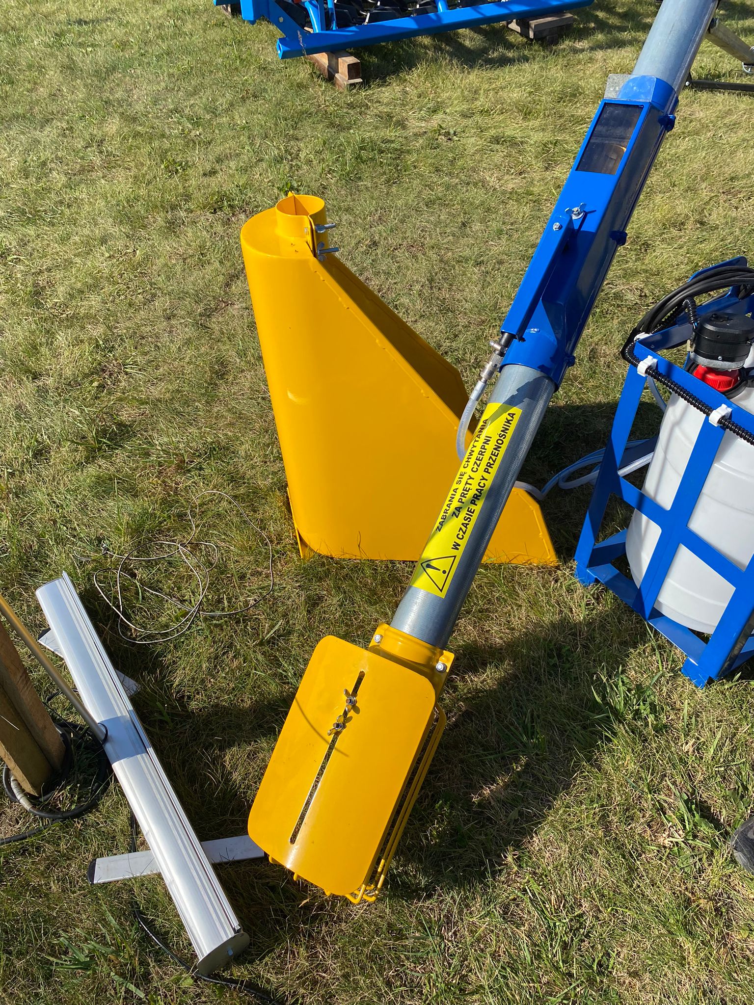 Dozamech Förderschnecke / Screw conveyor / Convoyeur a vis / Transportador de tornillo / Trasportatore a coclea / Шнековый конвейер / Przenośnik ślimakowy T-403 - Conveyor: picture 2 Dozamech Förderschnecke / Screw conveyor / Convoyeur a vis / Transportador de tornillo / Trasportatore a coclea / Шнековый конвейер / Przenośnik ślimakowy T-403 - Conveyor: picture 2