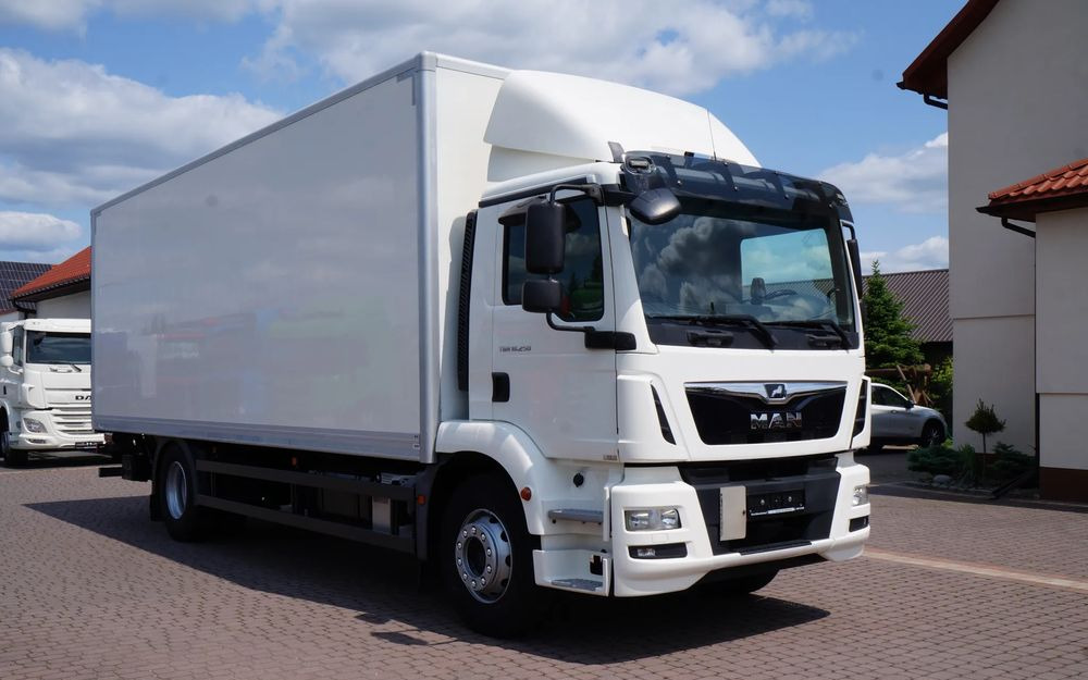 MAN TGM 18.250 / 18.290 EURO 6 KONTENER 19 PALET ŁAD. 9800 KG WINDA - Box truck: picture 2 MAN TGM 18.250 / 18.290 EURO 6 KONTENER 19 PALET ŁAD. 9800 KG WINDA - Box truck: picture 2