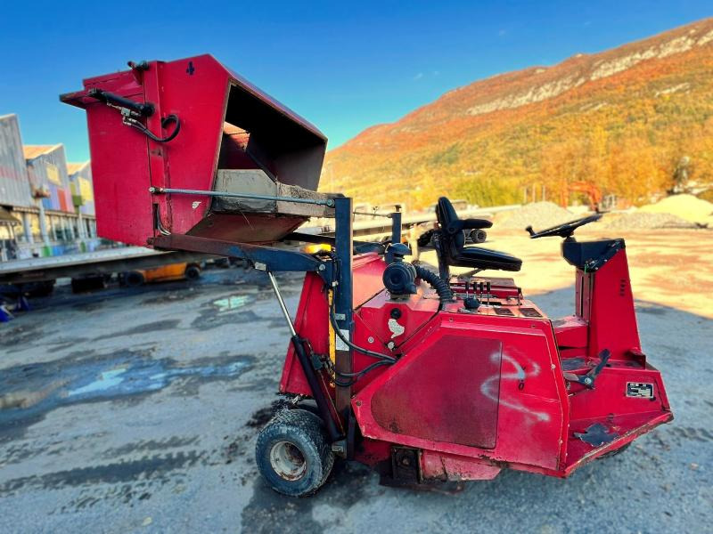 YNO 135-3 VEH Balayeuse diesel - Road sweeper: picture 5 YNO 135-3 VEH Balayeuse diesel - Road sweeper: picture 5