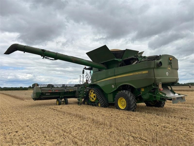 John Deere John Deere S785 4WD c/w 735D Header **Video Below* - Harvester attachment: picture 3 John Deere John Deere S785 4WD c/w 735D Header **Video Below* - Harvester attachment: picture 3