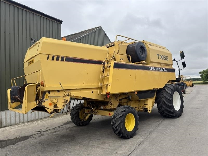 New Holland TX65 c/w 17ft Header - Harvester attachment: picture 4 New Holland TX65 c/w 17ft Header - Harvester attachment: picture 4
