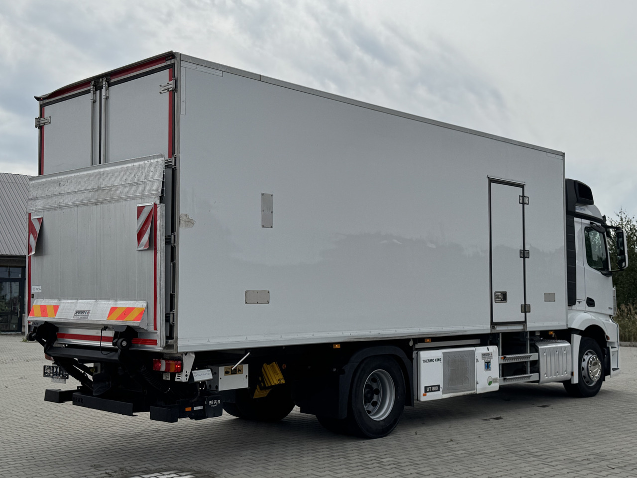 Mercedes-Benz ACTROS 1833 / CHŁODNIA / WINDA / 18 PALET / SILNIK 10677 cm3 / THERMO KING / 2017 ROK - Refrigerator truck: picture 4 Mercedes-Benz ACTROS 1833 / CHŁODNIA / WINDA / 18 PALET / SILNIK 10677 cm3 / THERMO KING / 2017 ROK - Refrigerator truck: picture 4