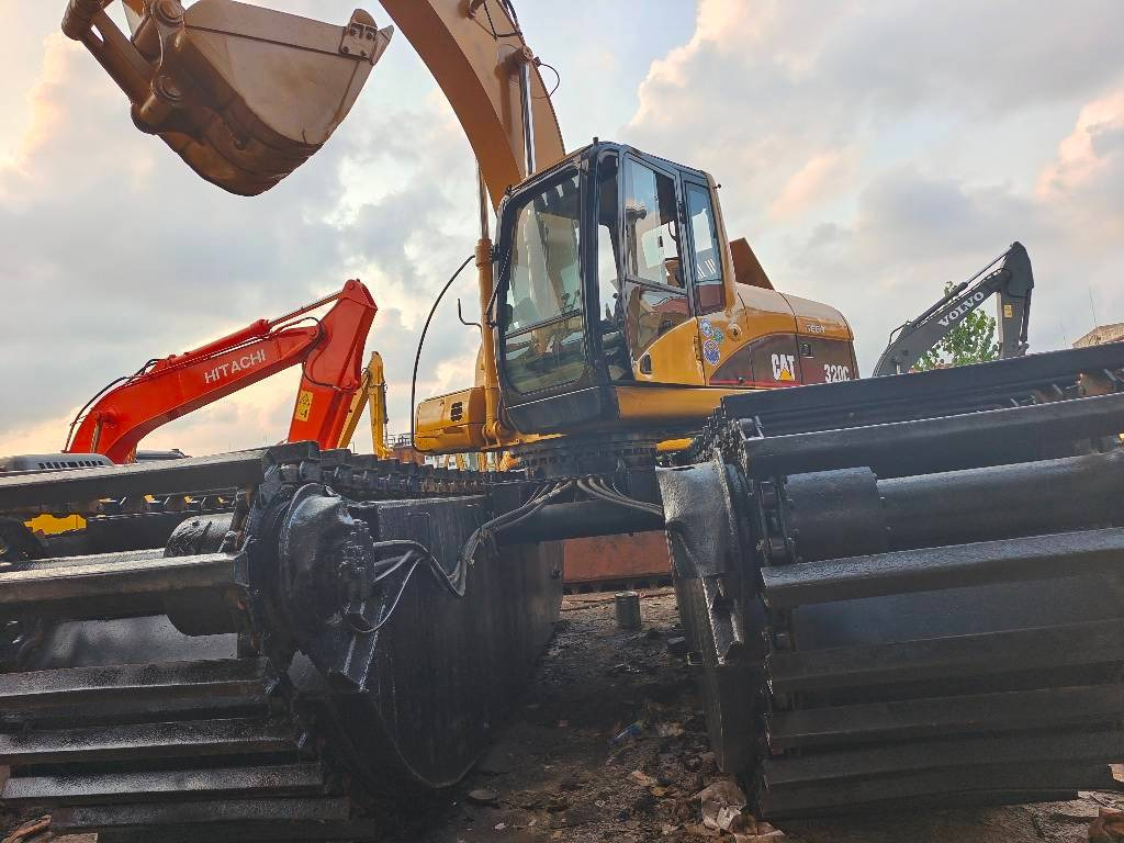 CAT 320 C - Amphibious excavator: picture 1 CAT 320 C - Amphibious excavator: picture 1