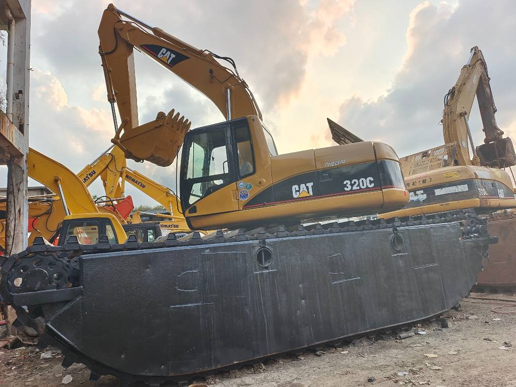 CAT 320 C - Amphibious excavator: picture 1 CAT 320 C - Amphibious excavator: picture 1