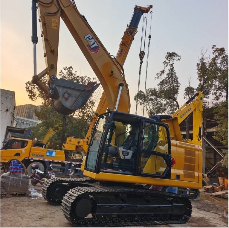 Crawler excavator CAT 320 GC: picture 8