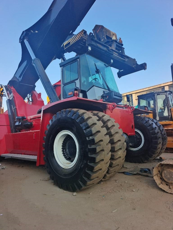 Kalmar DRF 450 - Reach stacker: picture 4 Kalmar DRF 450 - Reach stacker: picture 4