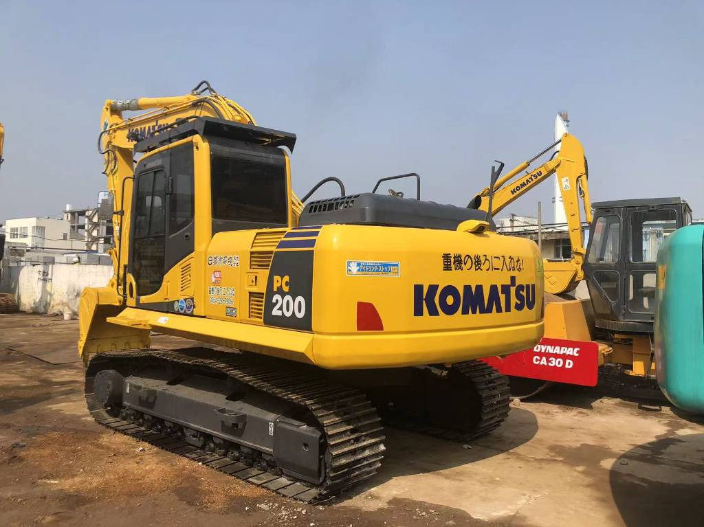 Crawler excavator Komatsu PC 220-8: picture 1
