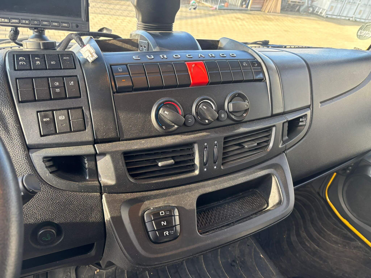 IVECO EUROCARGO 120E25P - Cab chassis truck: picture 2 IVECO EUROCARGO 120E25P - Cab chassis truck: picture 2