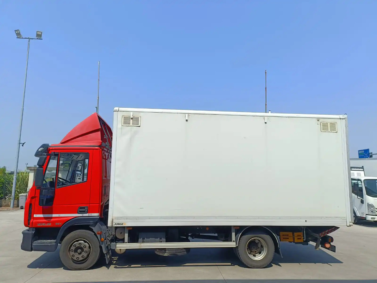 IVECO EUROCARGO 120EL22 - Box truck: picture 5 IVECO EUROCARGO 120EL22 - Box truck: picture 5