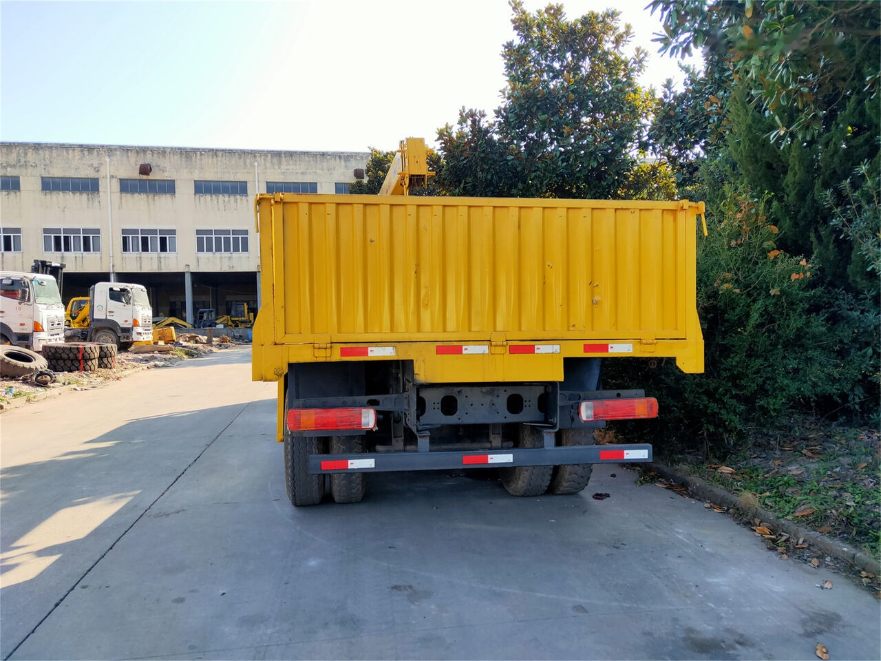 Howo 375 - Tipper, Crane truck: picture 2 Howo 375 - Tipper, Crane truck: picture 2