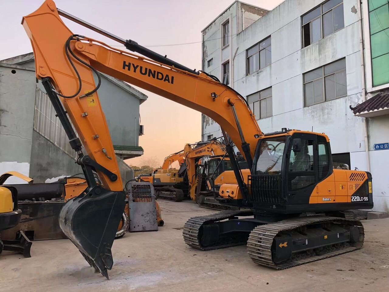 Crawler excavator Hyundai 220LC-9S: picture 12