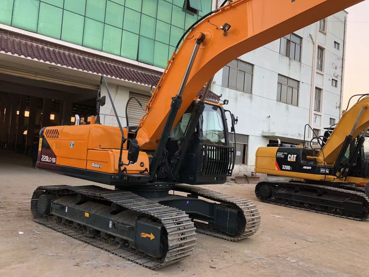 Crawler excavator Hyundai 220LC-9S: picture 6