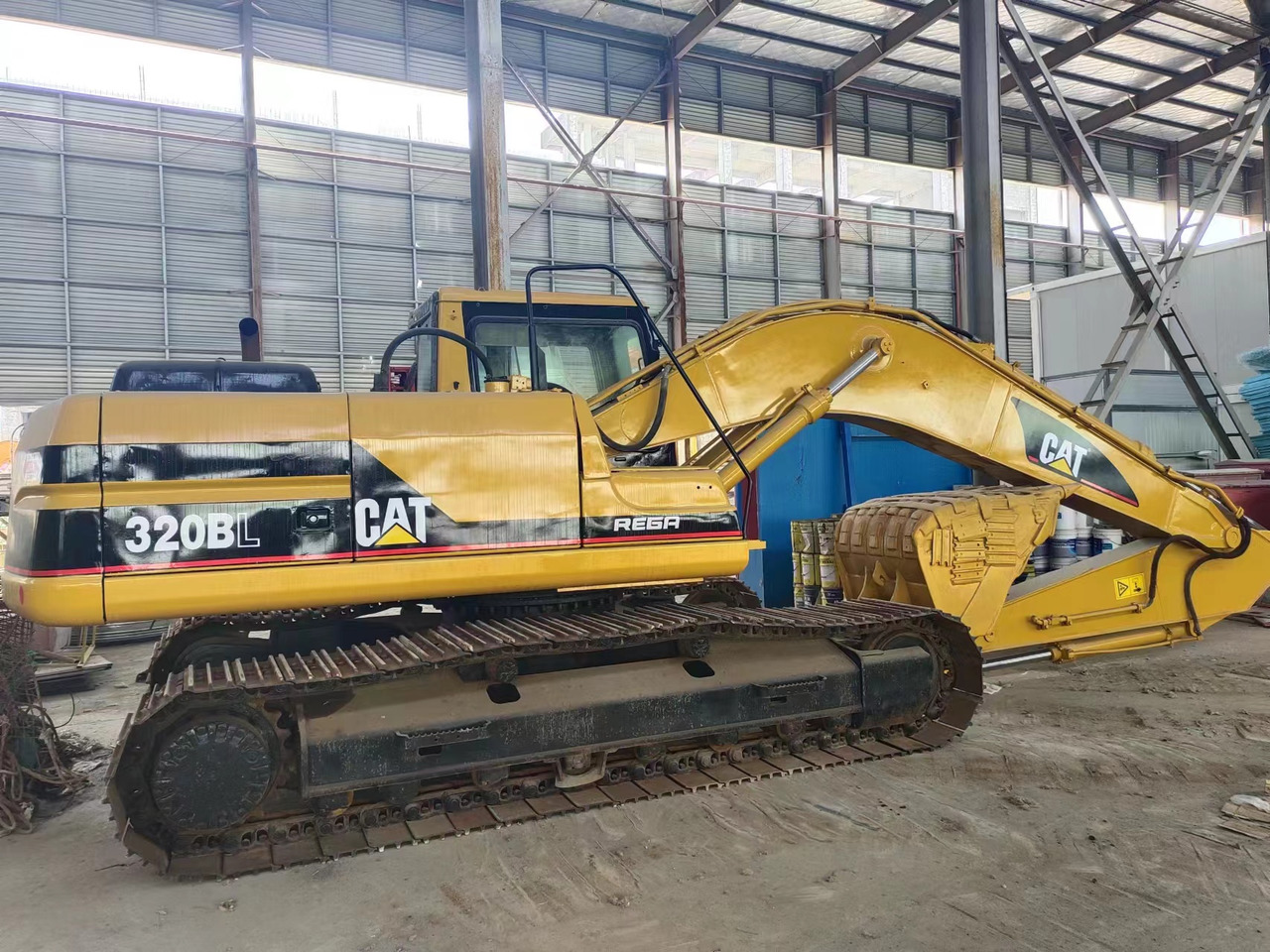 CATERPILLAR 320BL - Crawler excavator: picture 3 CATERPILLAR 320BL - Crawler excavator: picture 3