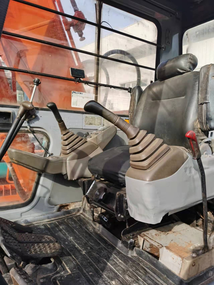 HITACHI EX120-2 - Crawler excavator: picture 5 HITACHI EX120-2 - Crawler excavator: picture 5