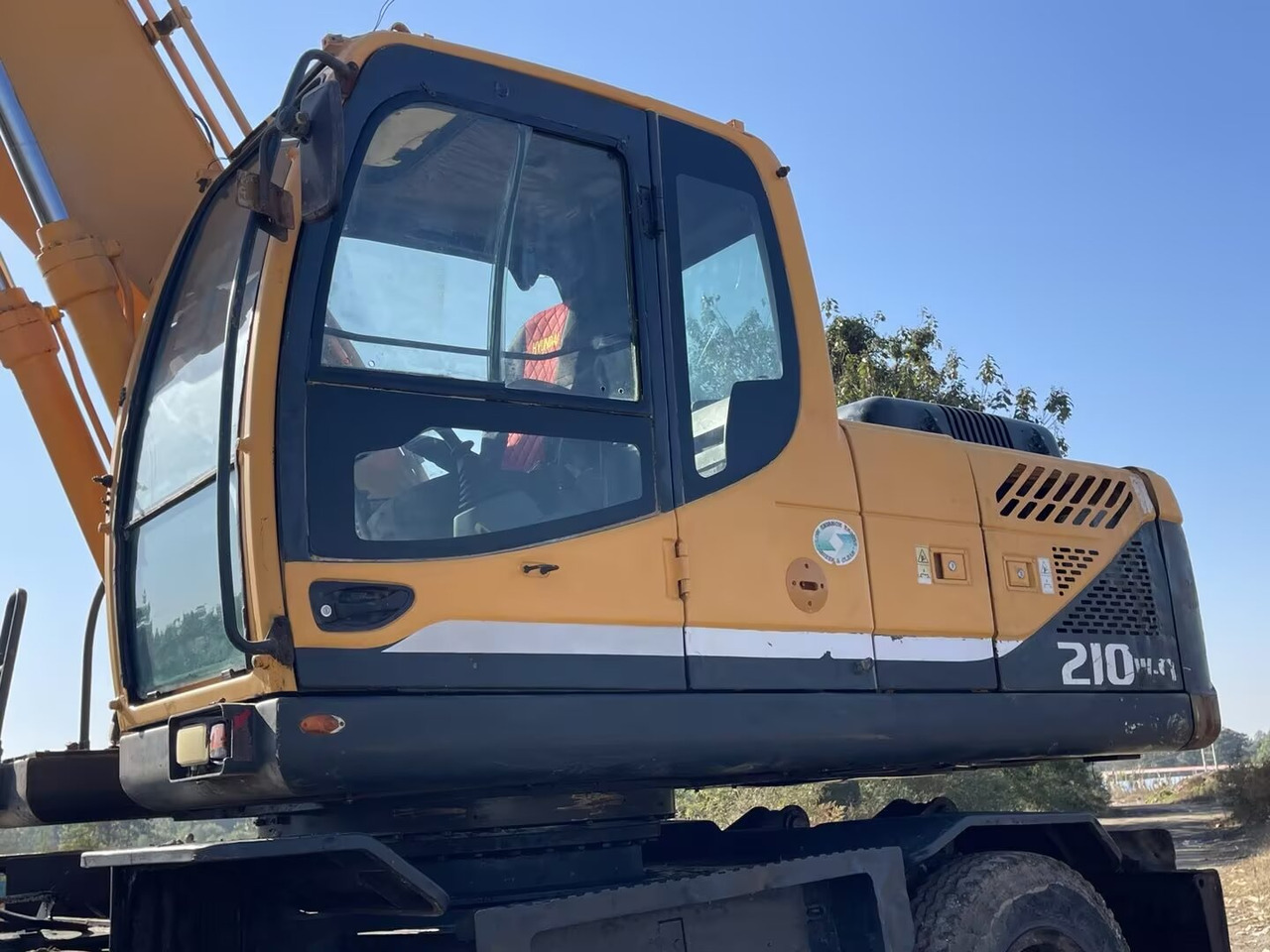 HYUNDAI 210W-9 - Wheel excavator: picture 4 HYUNDAI 210W-9 - Wheel excavator: picture 4