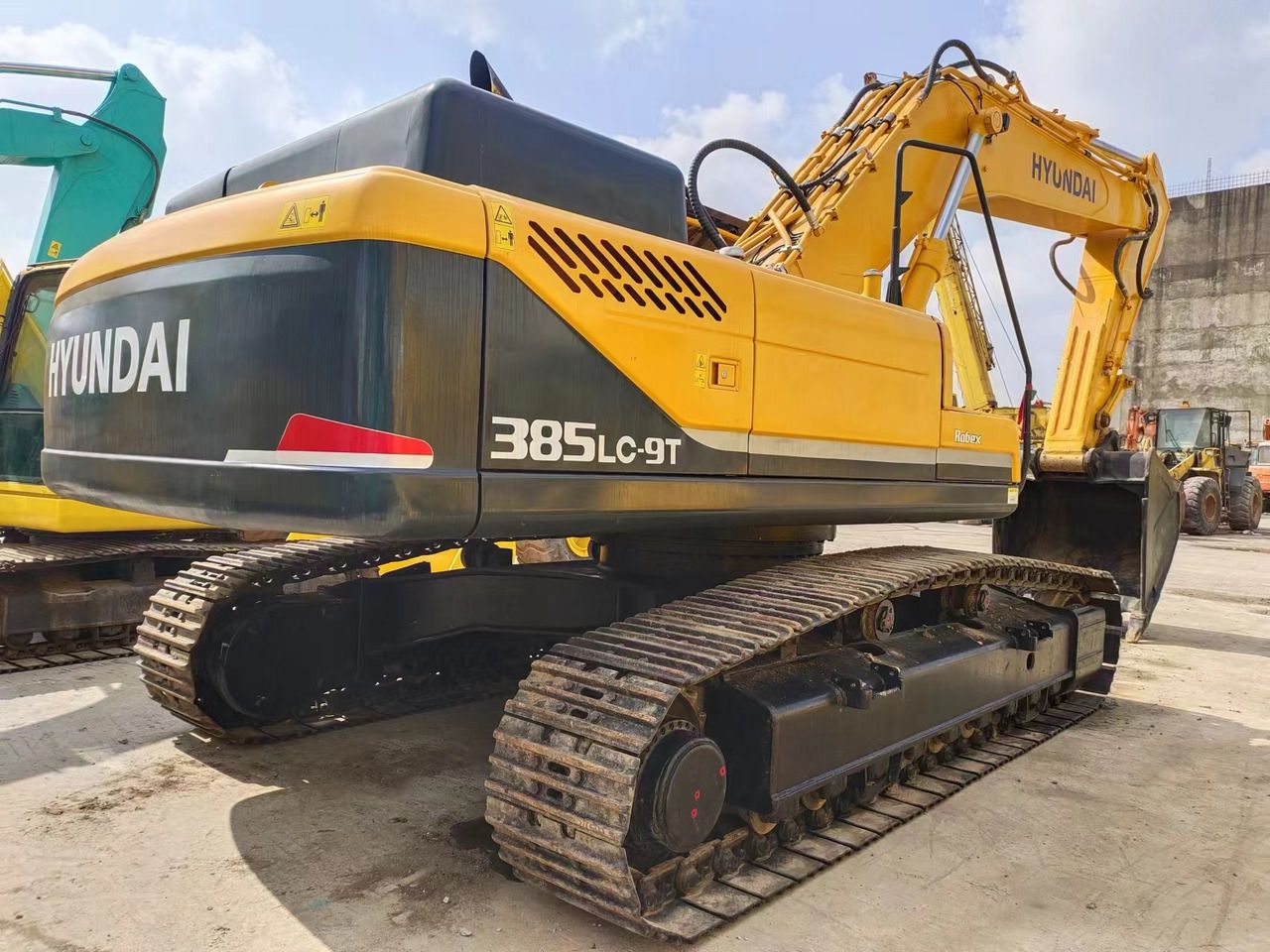 HYUNDAI R385LC-9T R305 R220 - Crawler excavator: picture 1 HYUNDAI R385LC-9T R305 R220 - Crawler excavator: picture 1