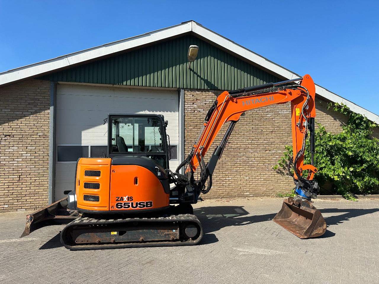 Mini excavator Hitachi ZX65USB-5A CLR: picture 7