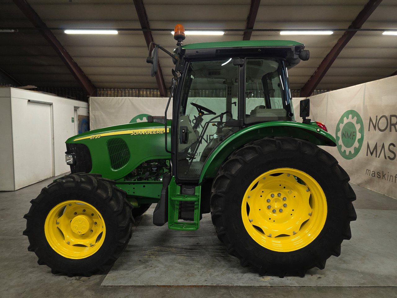 John Deere 5720 - Farm tractor: picture 2 John Deere 5720 - Farm tractor: picture 2