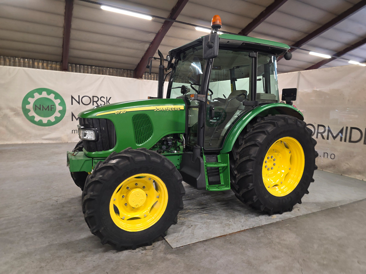 John Deere 5720 - Farm tractor: picture 1 John Deere 5720 - Farm tractor: picture 1