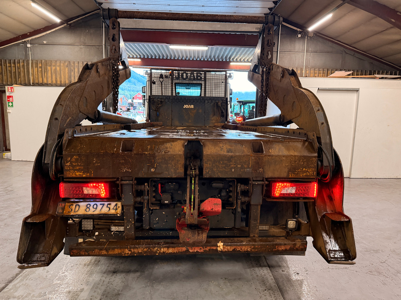 Skip loader truck Scania P410: picture 12