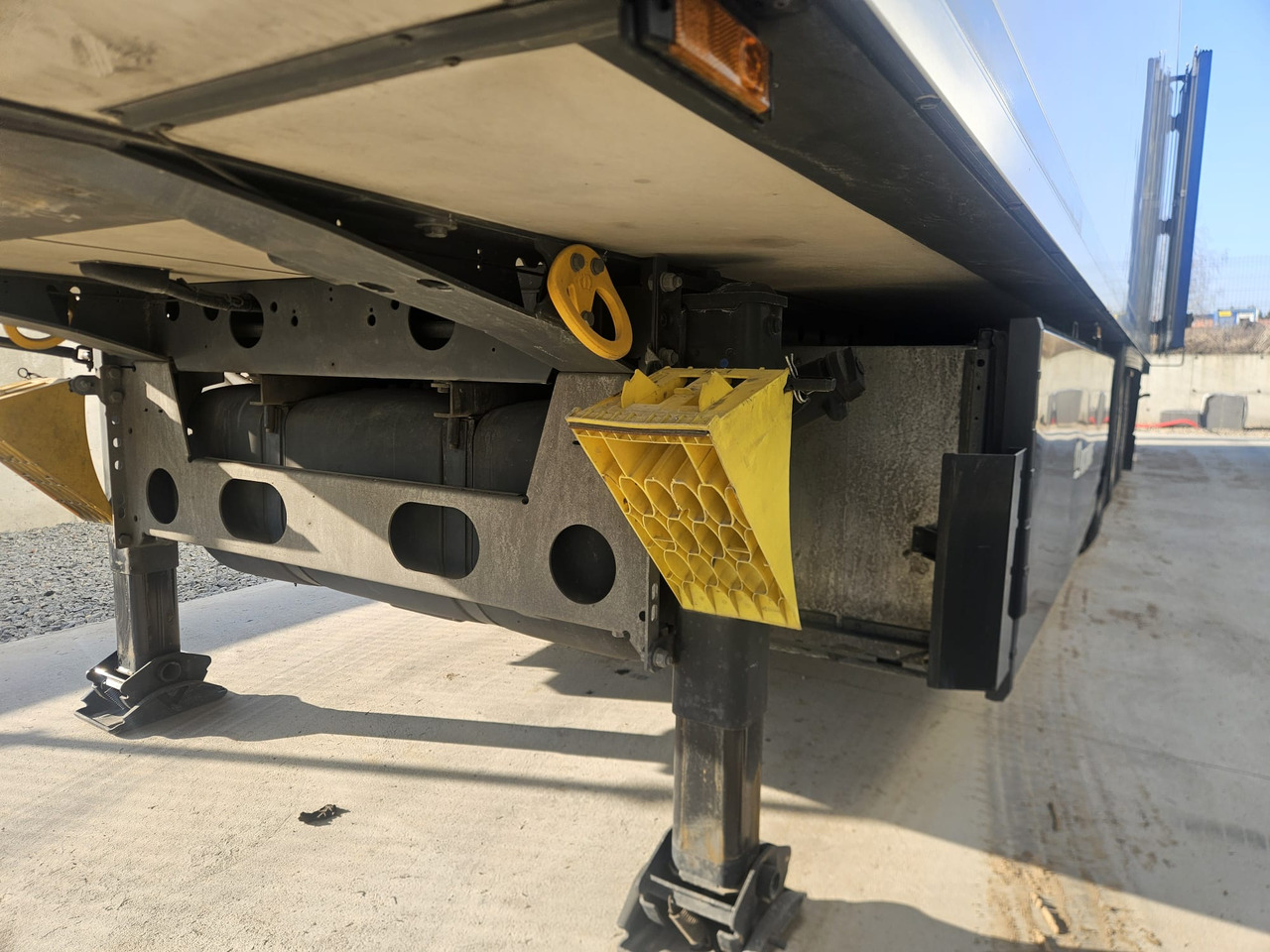 Refrigerator semi-trailer KRONE SD  Carrier Vector 1550: picture 6