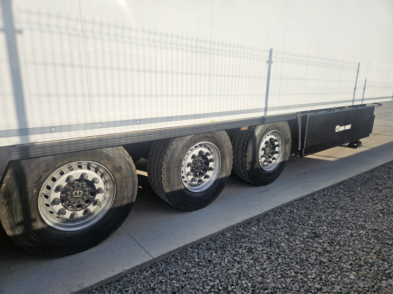 Refrigerator semi-trailer KRONE SD  Carrier Vector 1550: picture 10