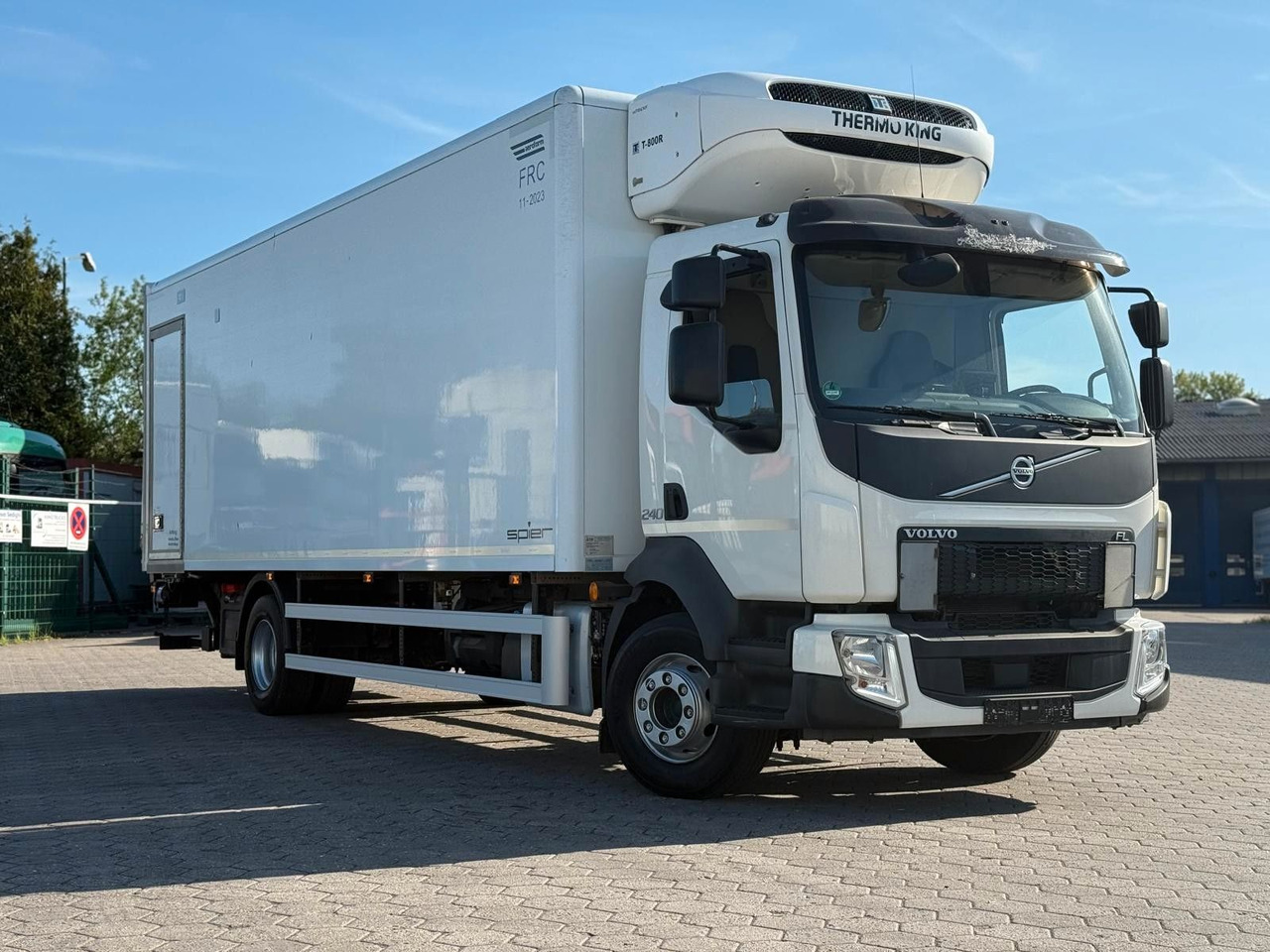 Volvo FL 42 R 240 +Thermoking T-880R+Kamera - Refrigerator truck: picture 1 Volvo FL 42 R 240 +Thermoking T-880R+Kamera - Refrigerator truck: picture 1