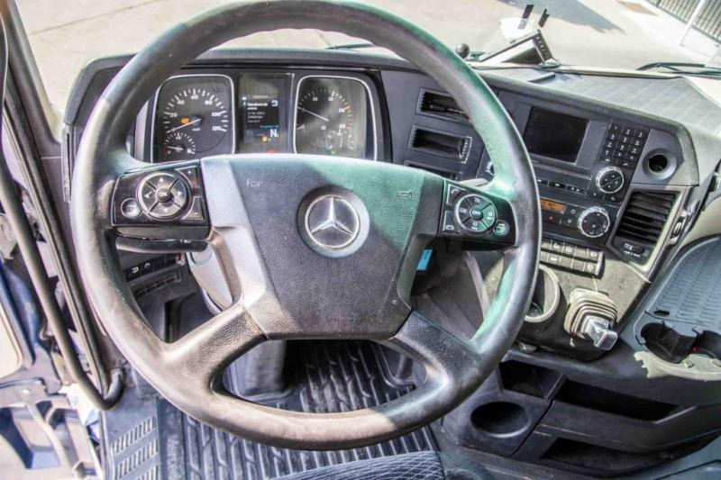 Interior photo 2: Tractor unit Mercedes ACTROS 1848 LS+E6+HYDR. Interior photo 2: Tractor unit Mercedes ACTROS 1848 LS+E6+HYDR.